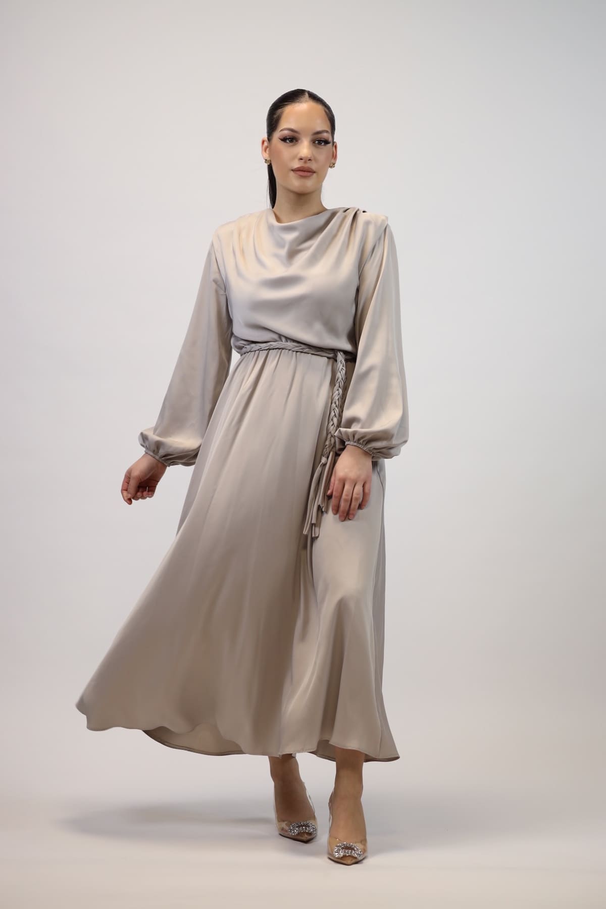 Satinkleid mit Bindegürtel in beige