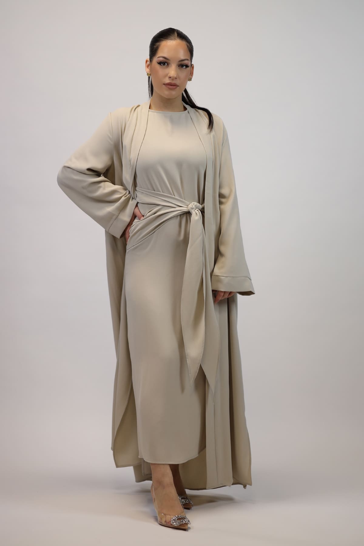 Taillierte Abaya mit Schlaufe in beige